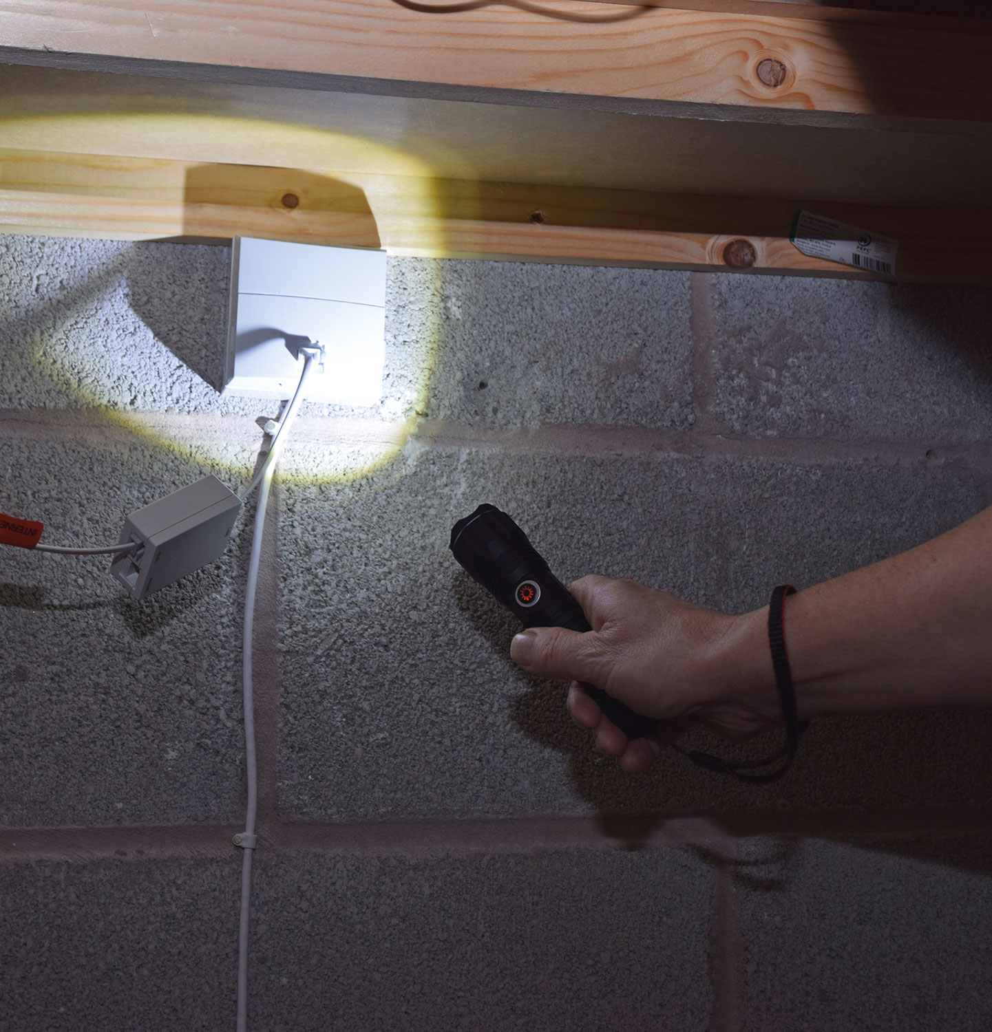 Mercury Rechargeable LED Torch with Window Breaker & SOS Function 410.307UK